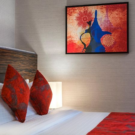 Atana Hotel Dubai Esterno foto A room at the hotel