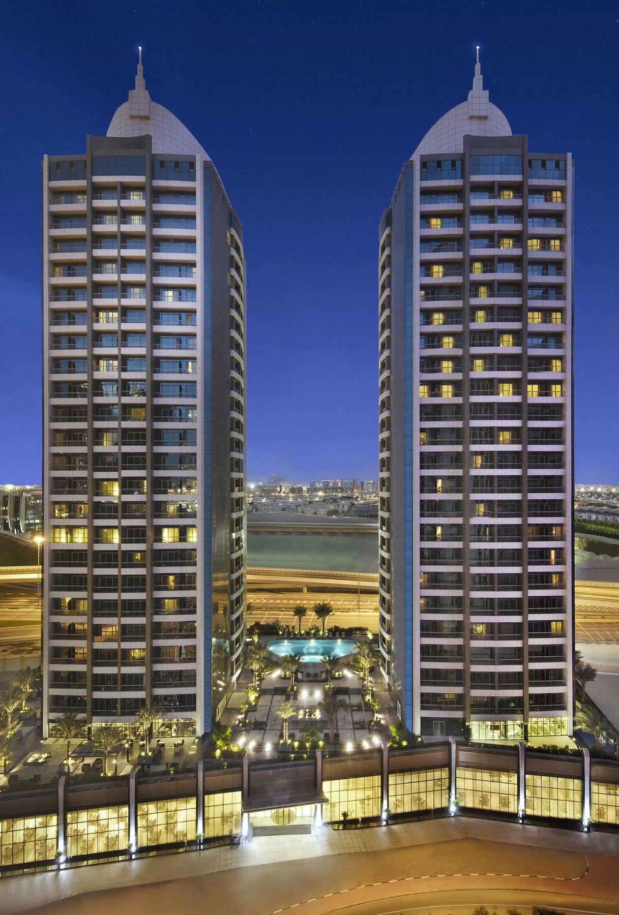 Atana Hotel Dubai Esterno foto The twin towers of Jumeirah Jumeirah Towers